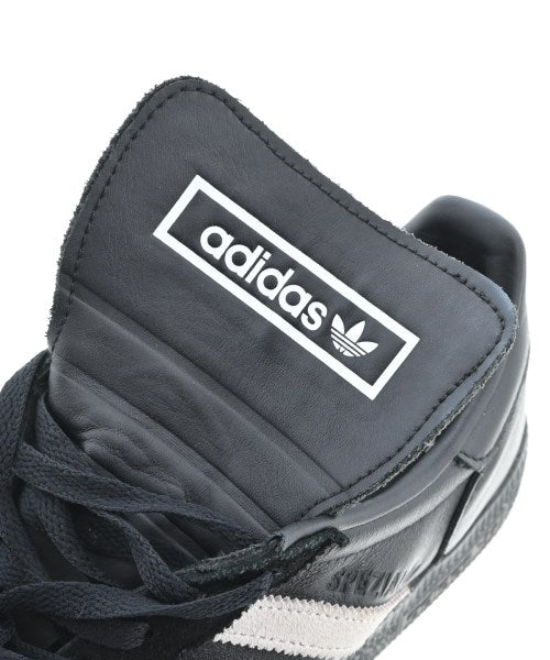 adidas 運動鞋