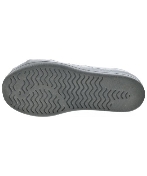adidas 運動鞋