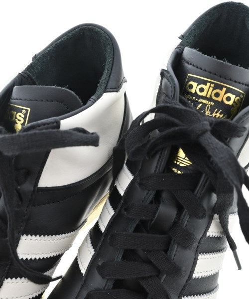 adidas 運動鞋