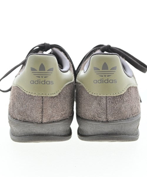 adidas 運動鞋