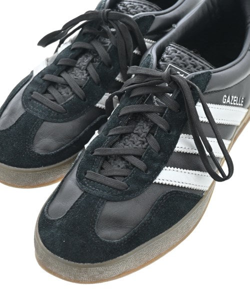 adidas 運動鞋