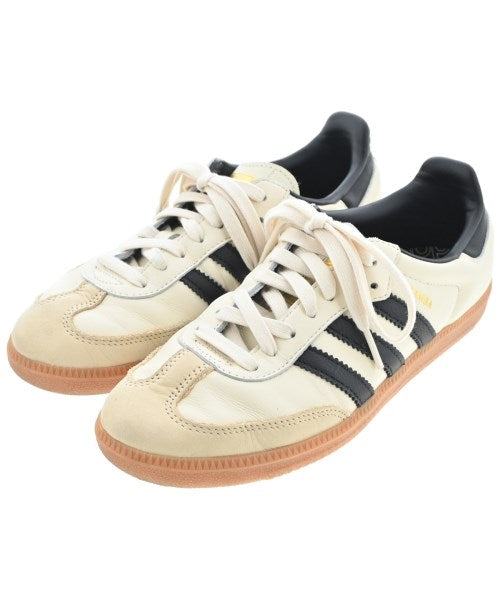 adidas 運動鞋