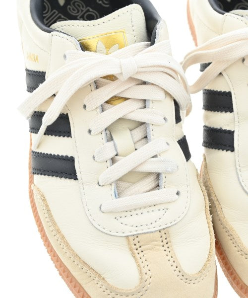 adidas 運動鞋