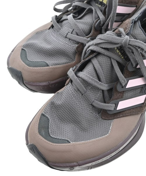 adidas 運動鞋
