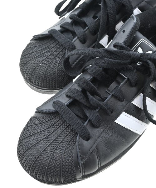 adidas 運動鞋