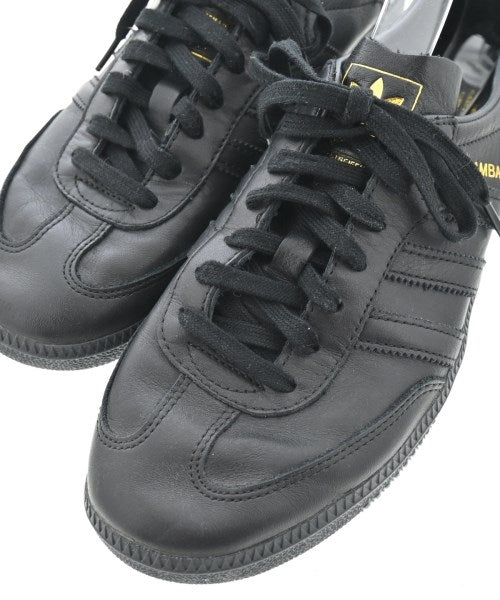 adidas 運動鞋