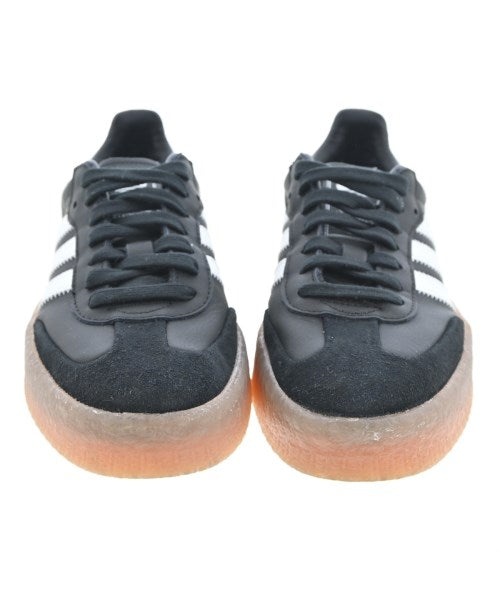 adidas 運動鞋