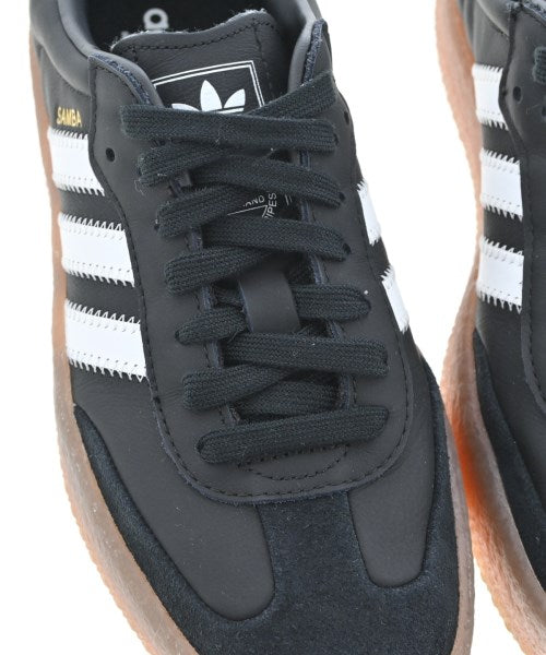 adidas 運動鞋