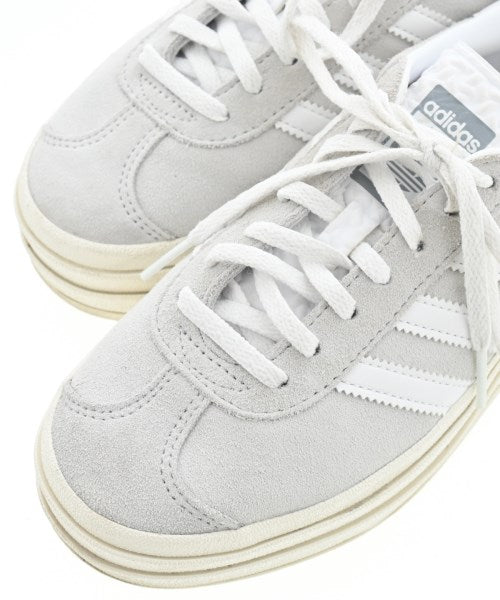 adidas 運動鞋