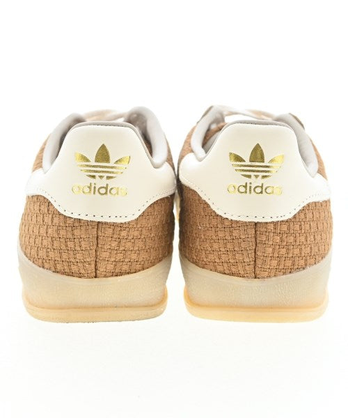 adidas 運動鞋