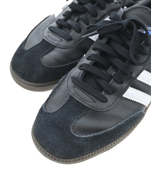 adidas 運動鞋