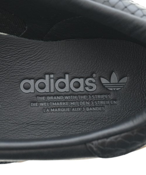 adidas 運動鞋