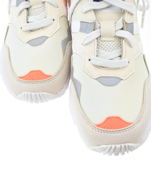 adidas 運動鞋