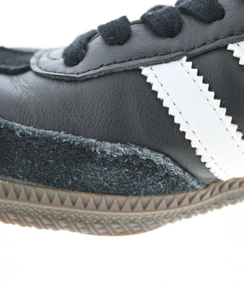 adidas 運動鞋