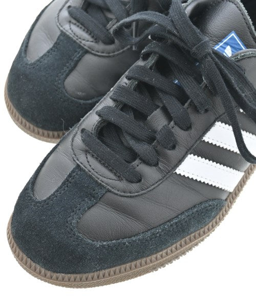 adidas 運動鞋