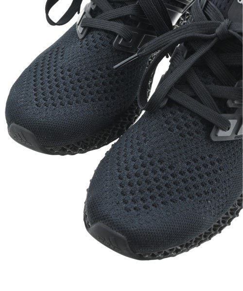 adidas 運動鞋