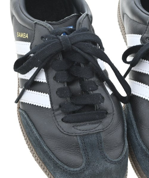 adidas 運動鞋
