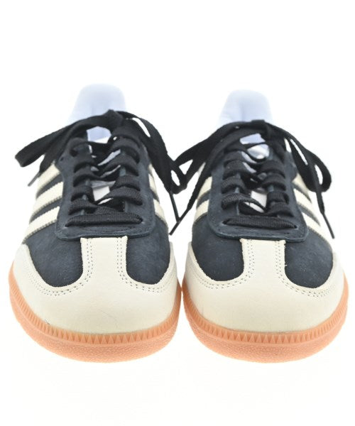 adidas 運動鞋