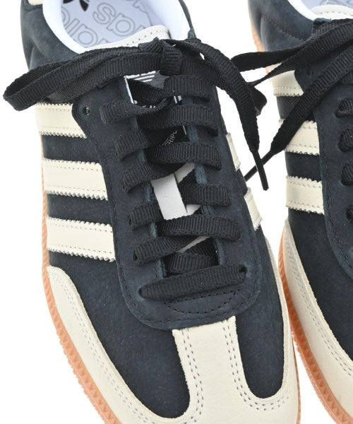 adidas 運動鞋