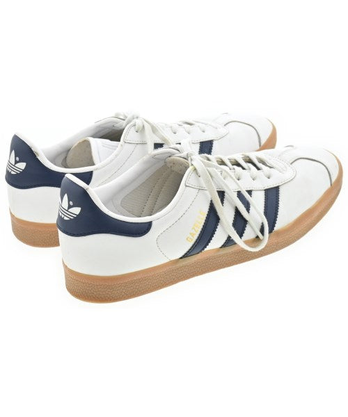 adidas 運動鞋