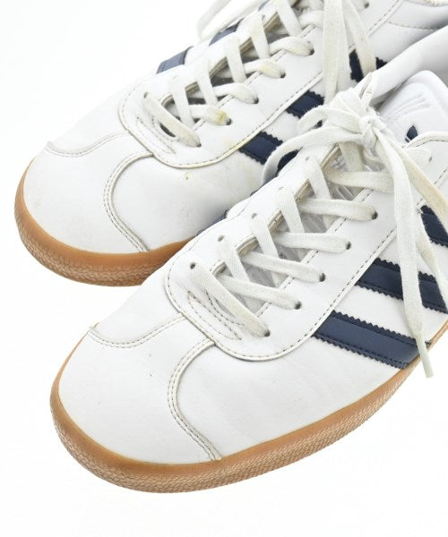 adidas 運動鞋