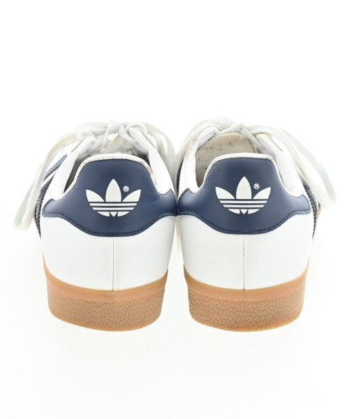 adidas 運動鞋