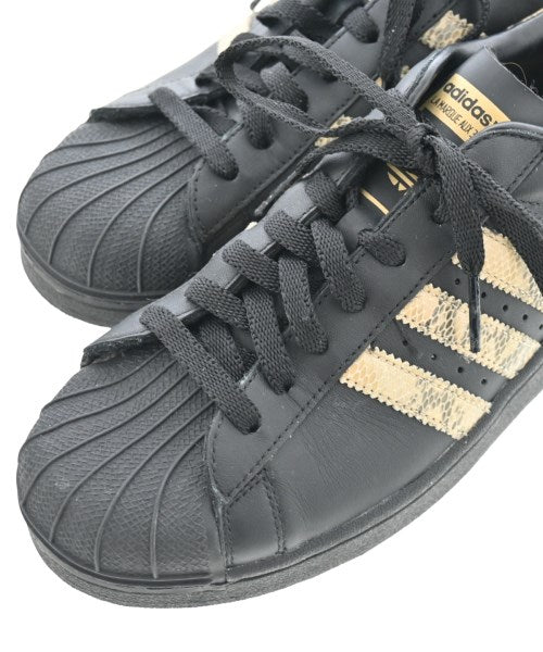 adidas 運動鞋