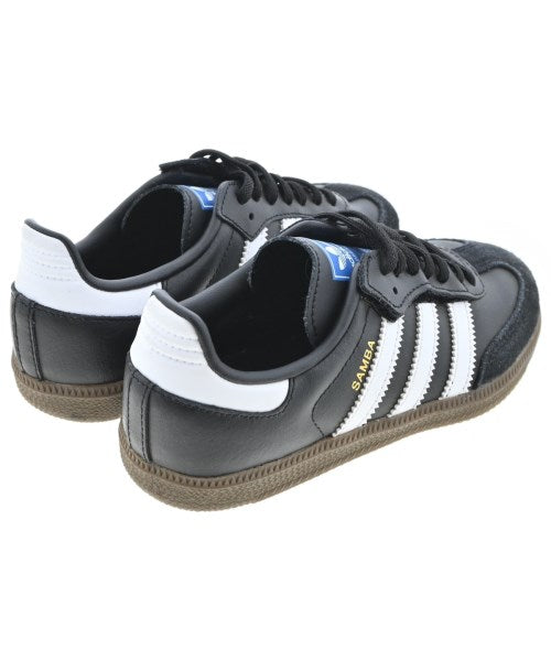 adidas 運動鞋