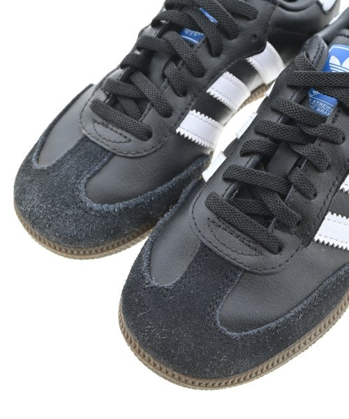adidas 運動鞋