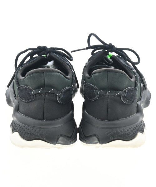 adidas 運動鞋