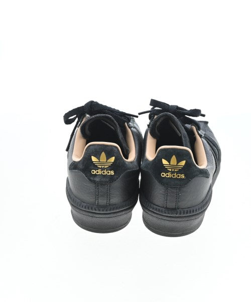 adidas 運動鞋