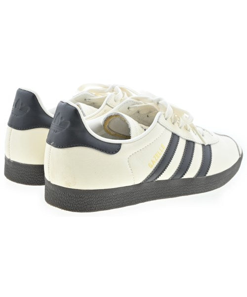 adidas 運動鞋