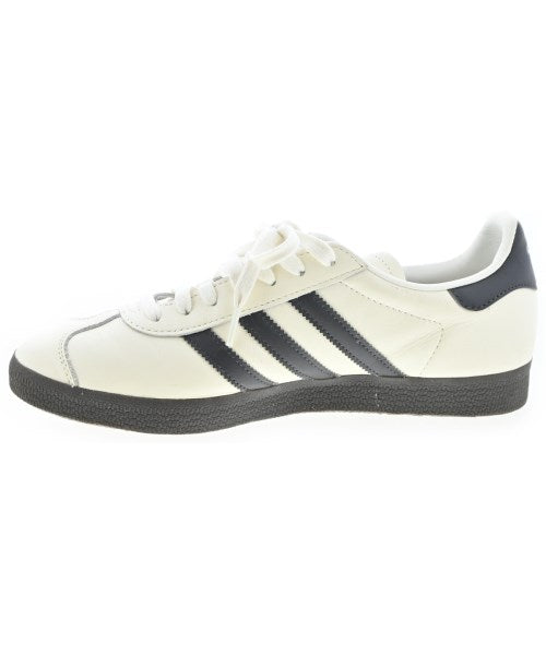 adidas 運動鞋
