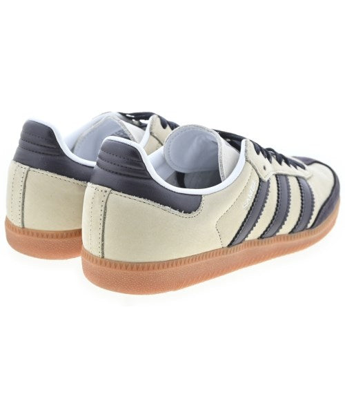 adidas 運動鞋