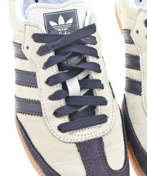 adidas 運動鞋