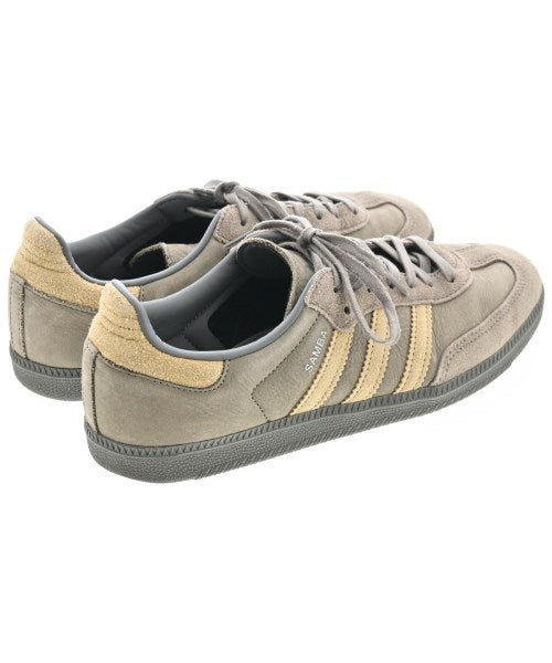 adidas 運動鞋