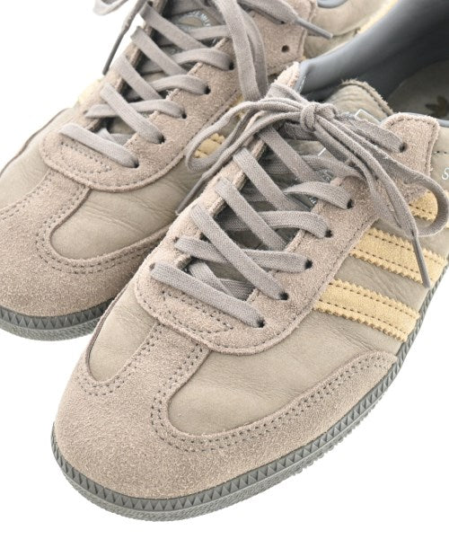 adidas 運動鞋