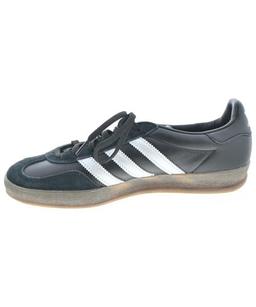 adidas 運動鞋