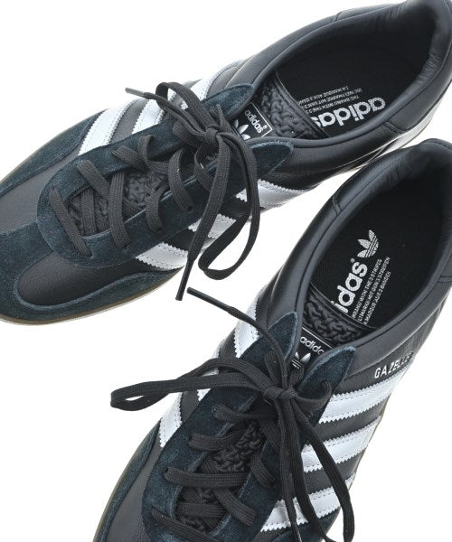adidas 運動鞋