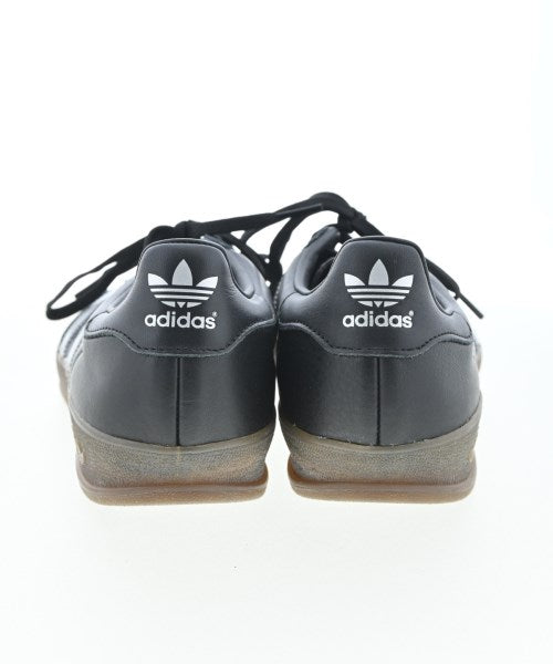 adidas 運動鞋