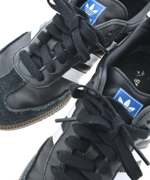 adidas 運動鞋