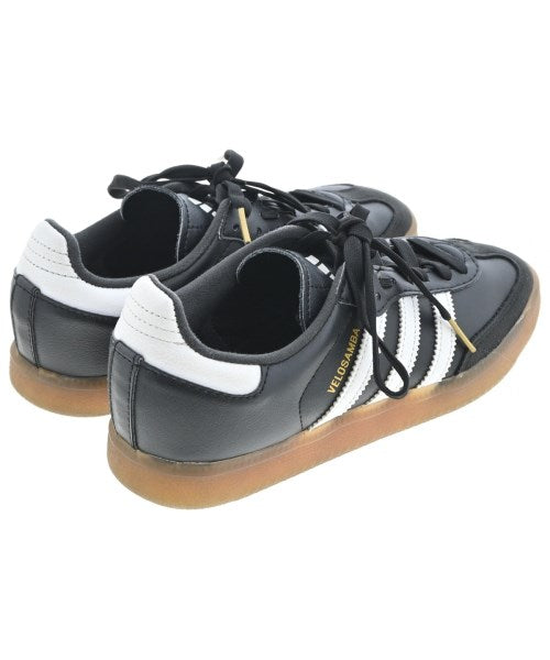adidas 運動鞋