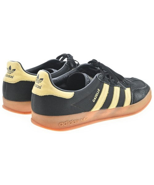 adidas 運動鞋