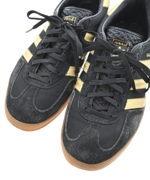 adidas 運動鞋