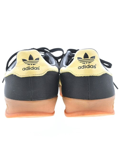 adidas 運動鞋