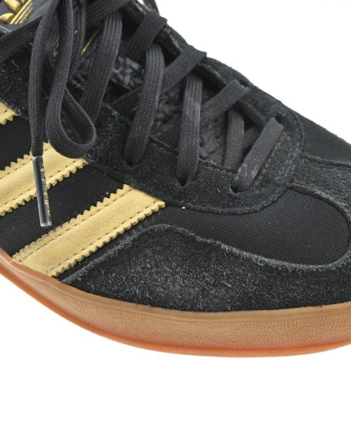 adidas 運動鞋