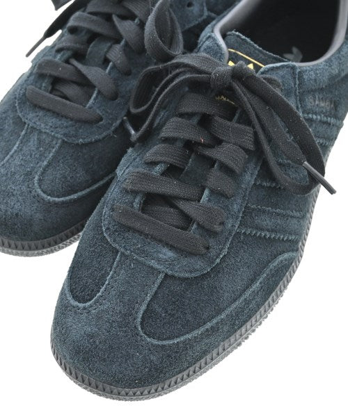 adidas 運動鞋