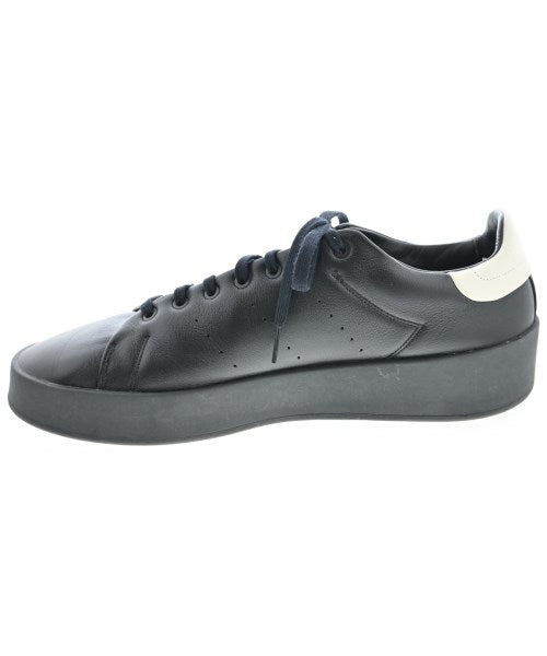 adidas 運動鞋