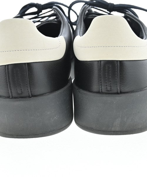 adidas 運動鞋