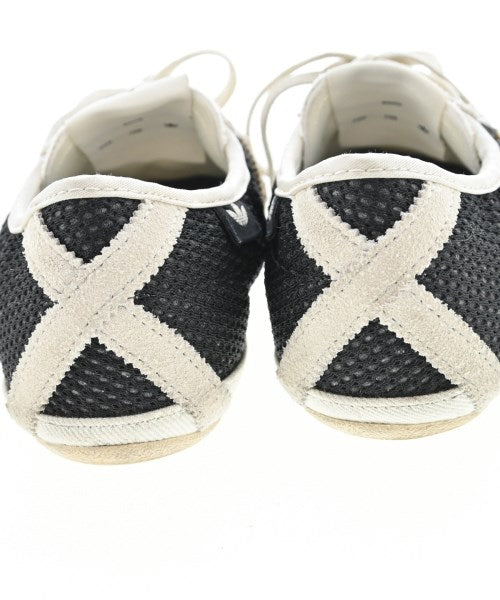 adidas 運動鞋